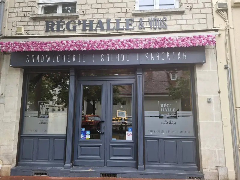 La devanture de Rég'Halle & Vous, place de la Halle à Vitry-le-François