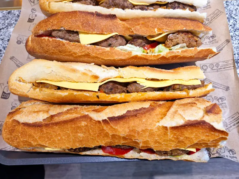 Sandwichs baguette aux boulettes de viande, fromage et poivrons