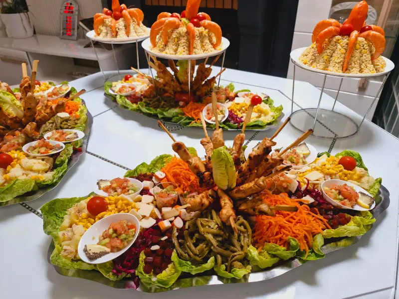 Plateaux traiteur : brochettes de poulet, salades composées et pyramides de crevettes