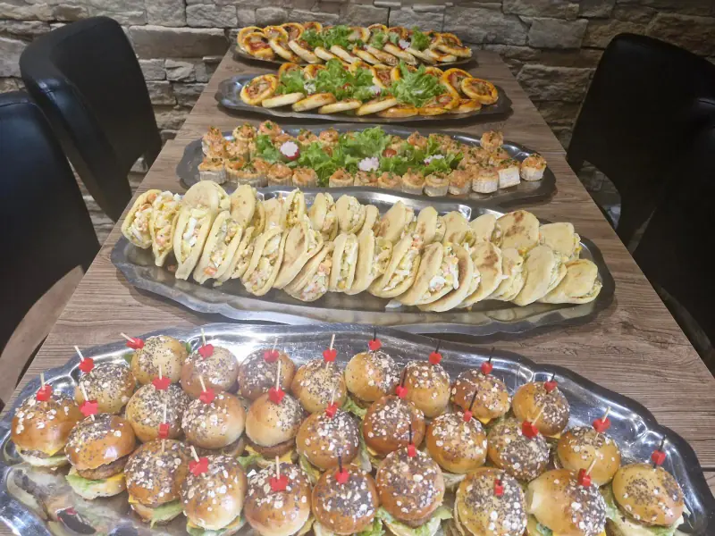 Plateaux apéritifs : mini-burgers, wraps, bouchées et mini-pizzas