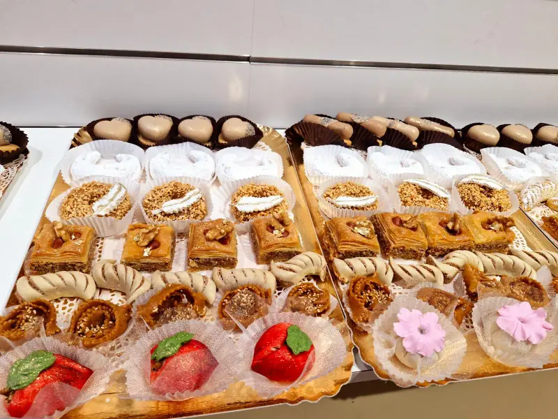 Plateaux de pâtisseries orientales : baklavas, cornes de gazelle, chebakia