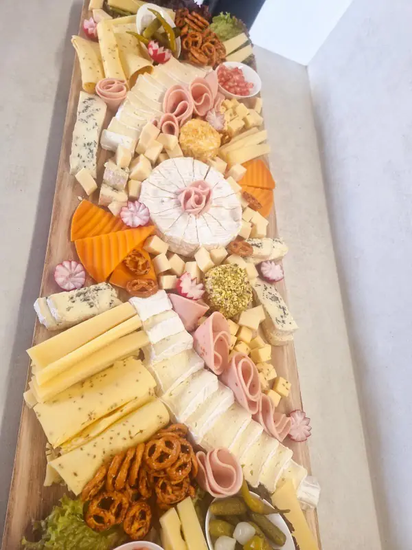 Long plateau de fromages et de charcuterie